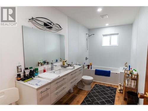 108 Ford Street, Revelstoke, BC - Indoor Photo Showing Bathroom