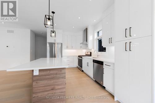 1689 Brayford Avenue, London, ON - Indoor Photo Showing Kitchen With Upgraded Kitchen