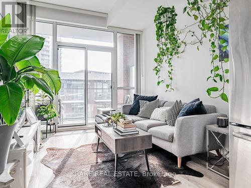 718 - 50 Bruyeres Mews, Toronto, ON - Indoor Photo Showing Living Room