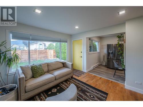 282 Bassett Avenue, Penticton, BC - Indoor Photo Showing Living Room