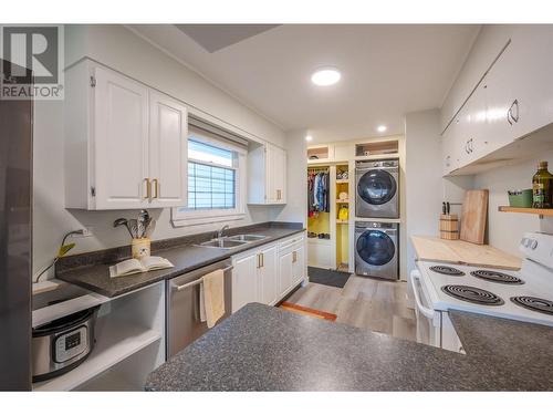 282 Bassett Avenue, Penticton, BC - Indoor Photo Showing Kitchen With Double Sink