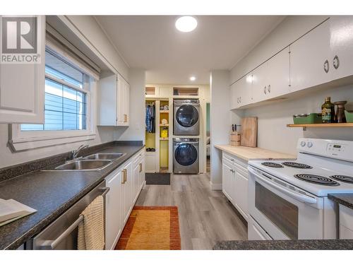 282 Bassett Avenue, Penticton, BC - Indoor Photo Showing Kitchen With Double Sink