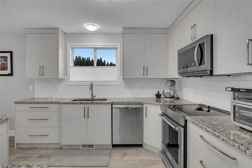 3493 Oak Crescent, West Kelowna, BC - Indoor Photo Showing Kitchen With Double Sink With Upgraded Kitchen