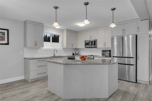 3493 Oak Crescent, West Kelowna, BC - Indoor Photo Showing Kitchen With Upgraded Kitchen