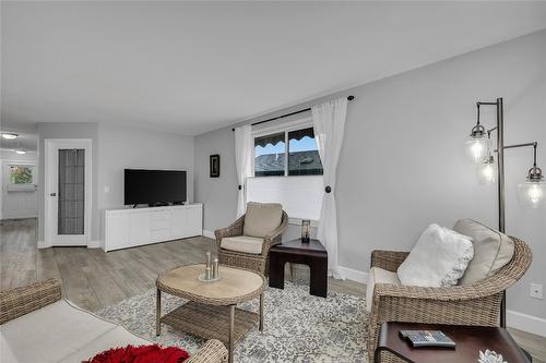 3493 Oak Crescent, West Kelowna, BC - Indoor Photo Showing Living Room