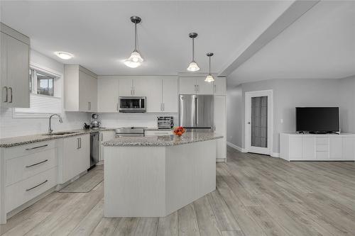 3493 Oak Crescent, West Kelowna, BC - Indoor Photo Showing Kitchen With Upgraded Kitchen