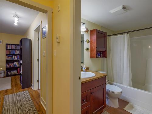 308-1750 Atkinson Street, Penticton, BC - Indoor Photo Showing Bathroom