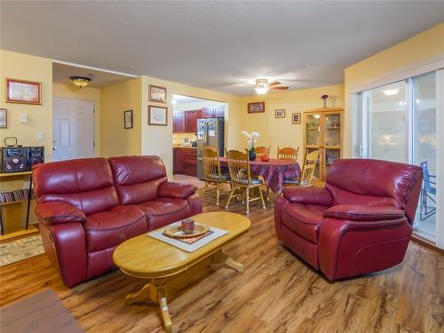 308-1750 Atkinson Street, Penticton, BC - Indoor Photo Showing Living Room