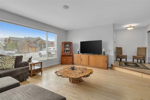 1686 Pritchard Drive, West Kelowna, BC - Indoor Photo Showing Living Room