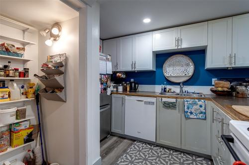 29-1471 Inkar Road, Kelowna, BC - Indoor Photo Showing Kitchen With Double Sink