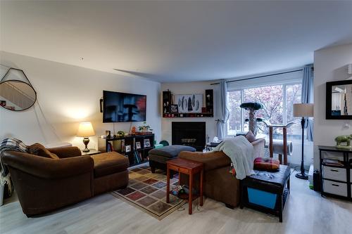 29-1471 Inkar Road, Kelowna, BC - Indoor Photo Showing Living Room