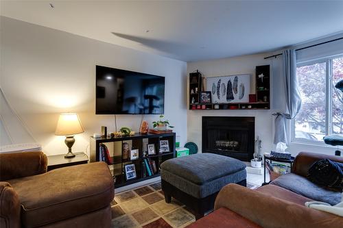 29-1471 Inkar Road, Kelowna, BC - Indoor Photo Showing Living Room With Fireplace