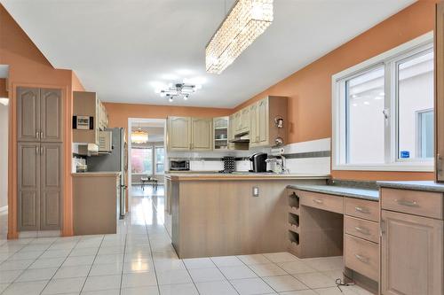 106-650 Lexington Drive, Kelowna, BC - Indoor Photo Showing Kitchen