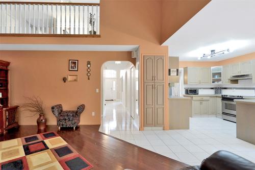 106-650 Lexington Drive, Kelowna, BC - Indoor Photo Showing Kitchen