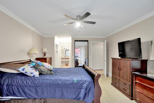 106-650 Lexington Drive, Kelowna, BC - Indoor Photo Showing Bedroom