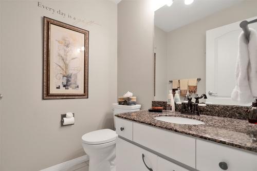 106-650 Lexington Drive, Kelowna, BC - Indoor Photo Showing Bathroom