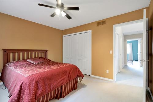 106-650 Lexington Drive, Kelowna, BC - Indoor Photo Showing Bedroom