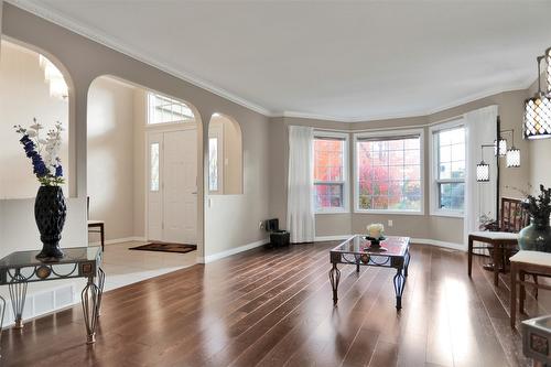 106-650 Lexington Drive, Kelowna, BC - Indoor Photo Showing Living Room