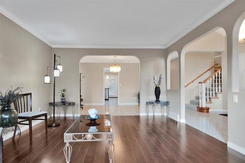 106-650 Lexington Drive, Kelowna, BC - Indoor Photo Showing Living Room