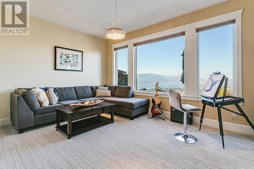 734 Kuipers Crescent, Kelowna, BC - Indoor Photo Showing Living Room