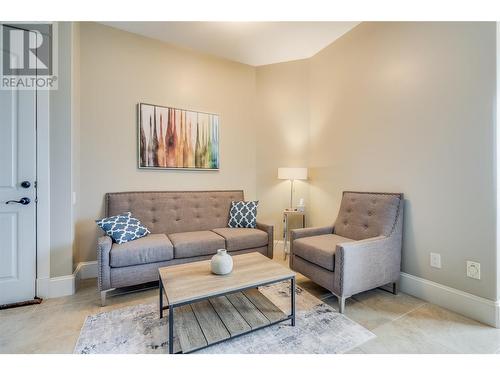 734 Kuipers Crescent, Kelowna, BC - Indoor Photo Showing Living Room