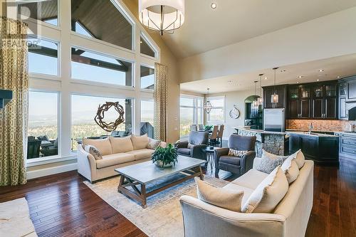 734 Kuipers Crescent, Kelowna, BC - Indoor Photo Showing Living Room