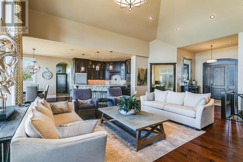 734 Kuipers Crescent, Kelowna, BC - Indoor Photo Showing Living Room