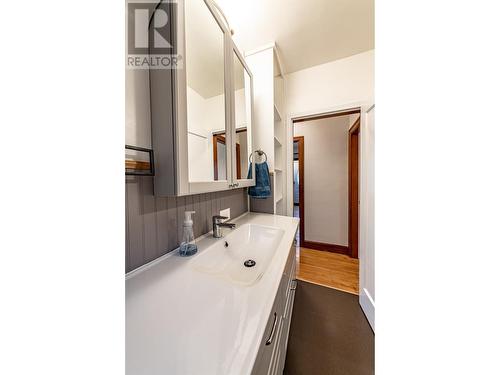 1237 Columbia Avenue, Trail, BC - Indoor Photo Showing Bathroom