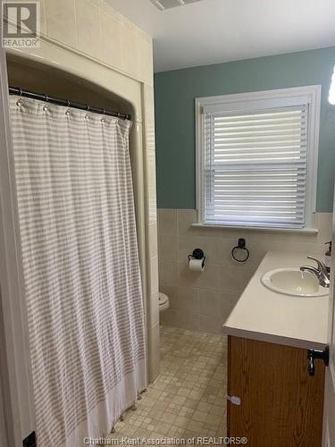 47 Windsor Drive, Chatham, ON - Indoor Photo Showing Bathroom