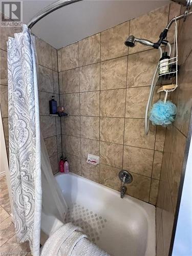 Bathroom with shower / bath combination with curtain - 310 Main Street, Mattawa, ON - Indoor Photo Showing Bathroom