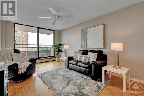 515 St Laurent Boulevard Unit#1809, Ottawa, ON - Indoor Photo Showing Living Room