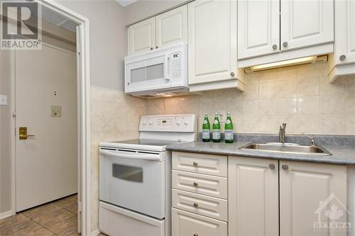 515 St Laurent Boulevard Unit#1809, Ottawa, ON - Indoor Photo Showing Kitchen