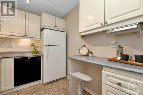 515 St Laurent Boulevard Unit#1809, Ottawa, ON - Indoor Photo Showing Kitchen