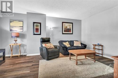 79 Hobart Crescent, Ottawa, ON - Indoor Photo Showing Living Room