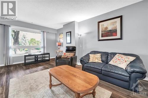 79 Hobart Crescent, Ottawa, ON - Indoor Photo Showing Living Room