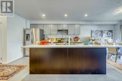 7993 Hackberry Trail, Niagara Falls, ON - Indoor Photo Showing Kitchen With Upgraded Kitchen