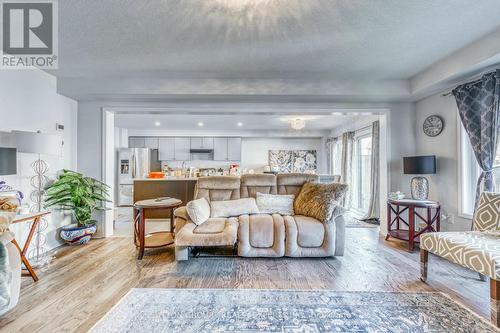 7993 Hackberry Trail, Niagara Falls, ON - Indoor Photo Showing Living Room