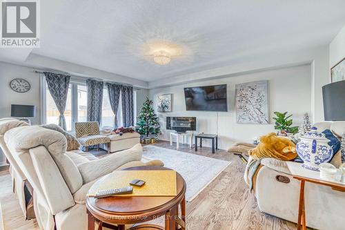 7993 Hackberry Trail, Niagara Falls, ON - Indoor Photo Showing Living Room