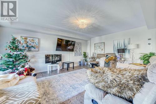 7993 Hackberry Trail, Niagara Falls, ON - Indoor Photo Showing Living Room