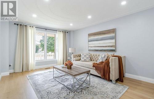 322 Benesfort Crescent, Kitchener, ON - Indoor Photo Showing Living Room