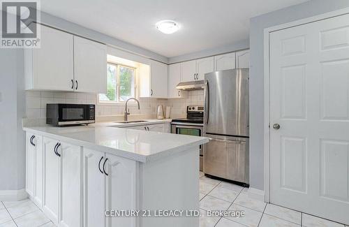 322 Benesfort Crescent, Kitchener, ON - Indoor Photo Showing Kitchen