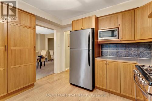 11 Willowtree Court, Hamilton, ON - Indoor Photo Showing Kitchen