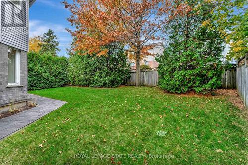 11 Willowtree Court, Hamilton, ON - Outdoor