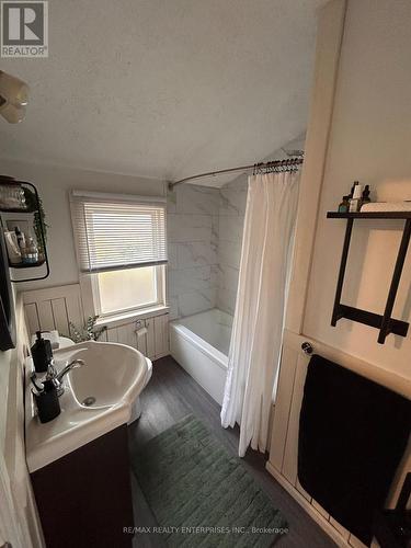 Upper - 557 Stirling Avenue S, Kitchener, ON - Indoor Photo Showing Bathroom