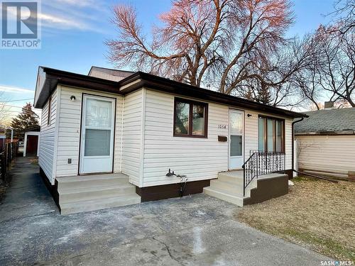 1054 Vaughan Street W, Moose Jaw, SK - Outdoor