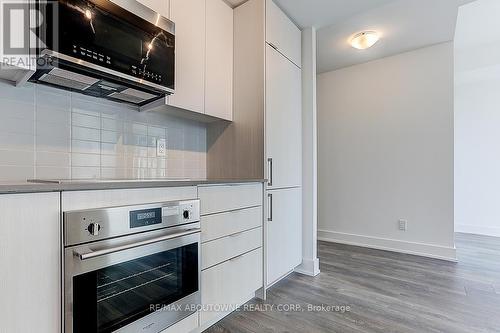 624 - 2485 Taunton Road, Oakville, ON - Indoor Photo Showing Kitchen With Upgraded Kitchen