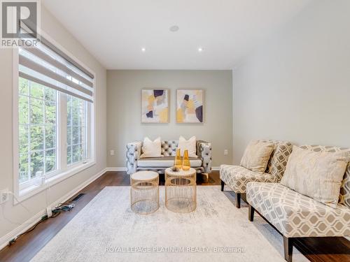 744 Irving Terrace, Milton, ON - Indoor Photo Showing Living Room