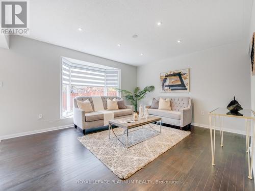 744 Irving Terrace, Milton, ON - Indoor Photo Showing Living Room