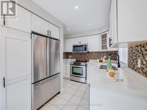 744 Irving Terrace, Milton, ON - Indoor Photo Showing Kitchen With Upgraded Kitchen