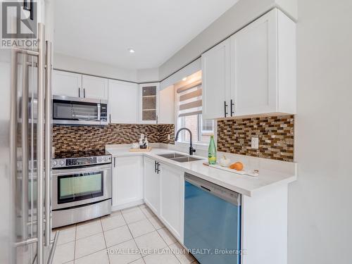 744 Irving Terrace, Milton, ON - Indoor Photo Showing Kitchen With Double Sink With Upgraded Kitchen